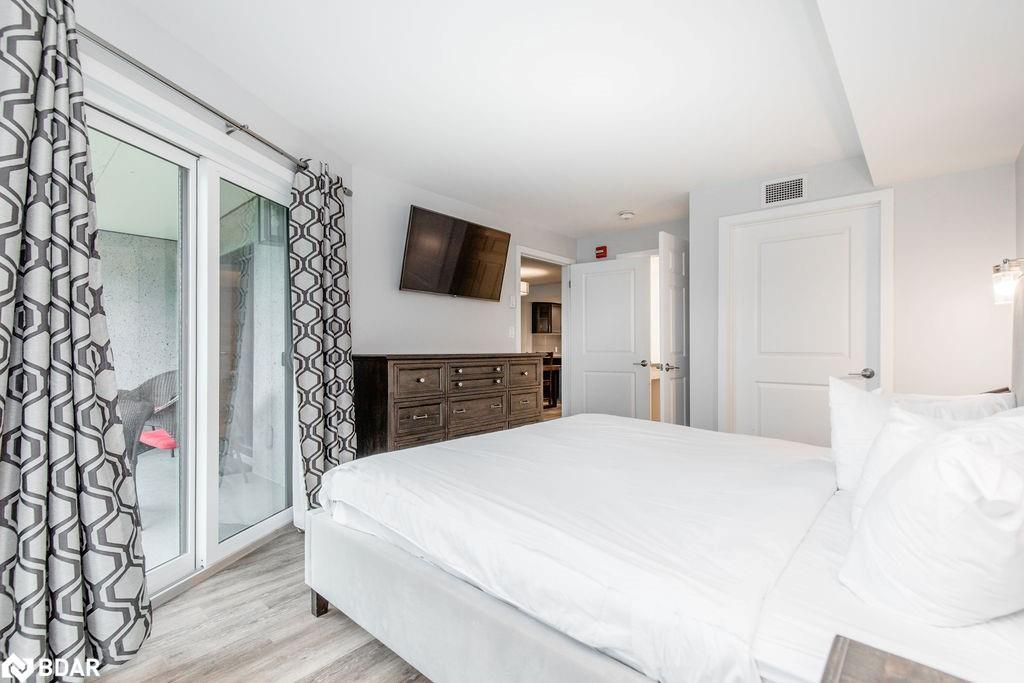 307-80 Horseshoe Boulevard, Oro-Medonte, ON - Indoor Photo Showing Bedroom