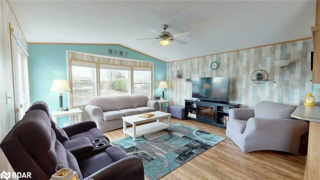 24 Jasper Heights, Puslinch, ON - Indoor Photo Showing Living Room