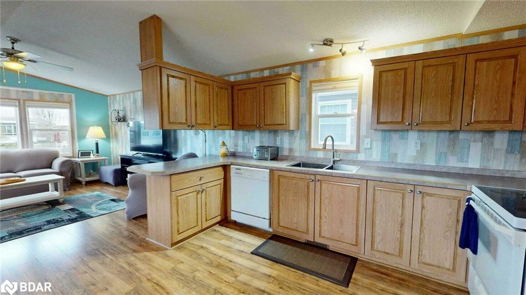 24 Jasper Heights, Puslinch, ON - Indoor Photo Showing Kitchen With Double Sink