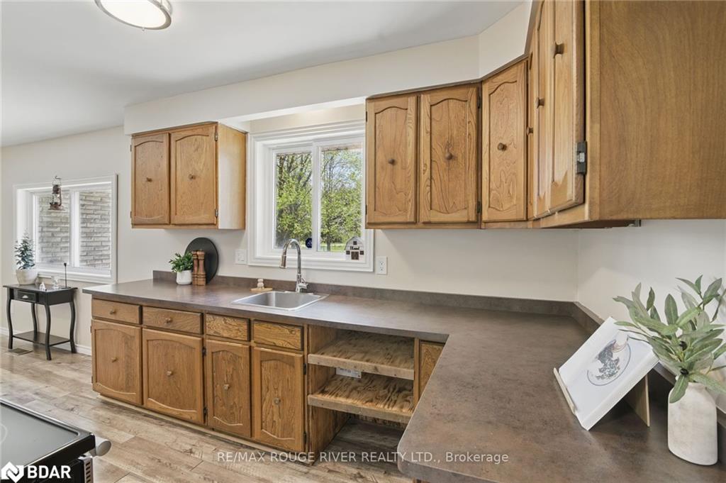 991 Douro Third Line, Douro-Dummer, ON - Indoor Photo Showing Kitchen