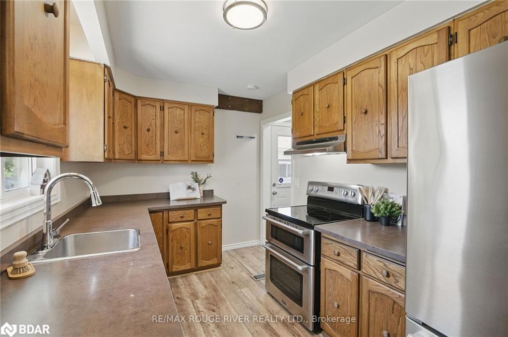 991 Douro Third Line, Douro-Dummer, ON - Indoor Photo Showing Kitchen