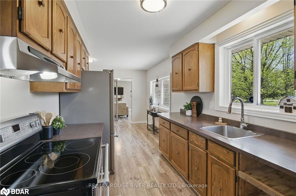 991 Douro Third Line, Douro-Dummer, ON - Indoor Photo Showing Kitchen