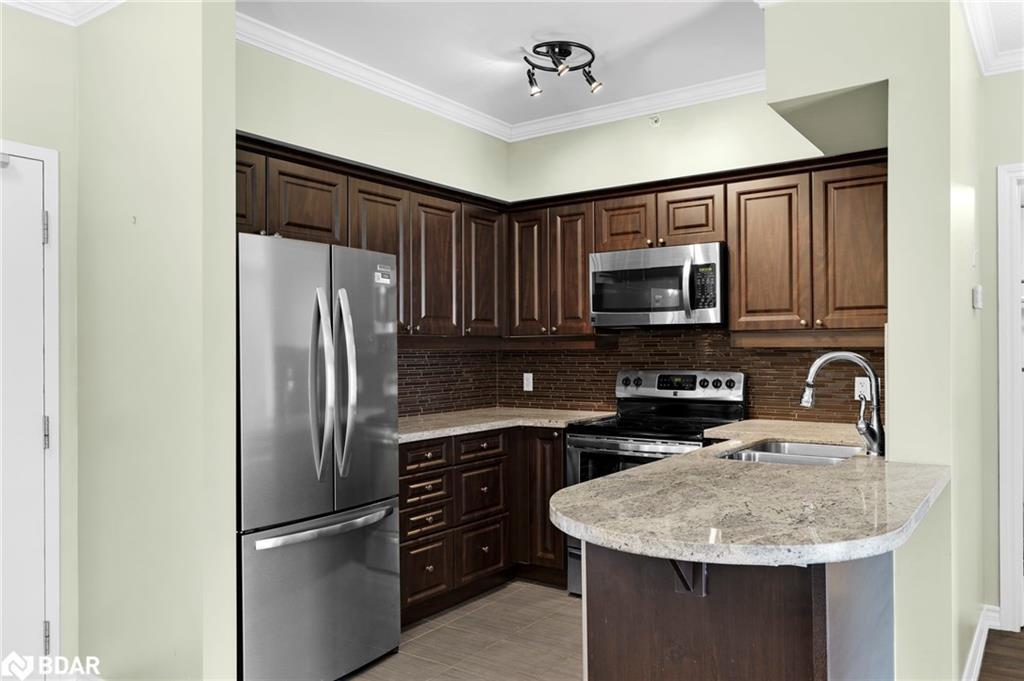 106-39 Ferndale Drive S, Barrie, ON - Indoor Photo Showing Kitchen With Stainless Steel Kitchen With Double Sink