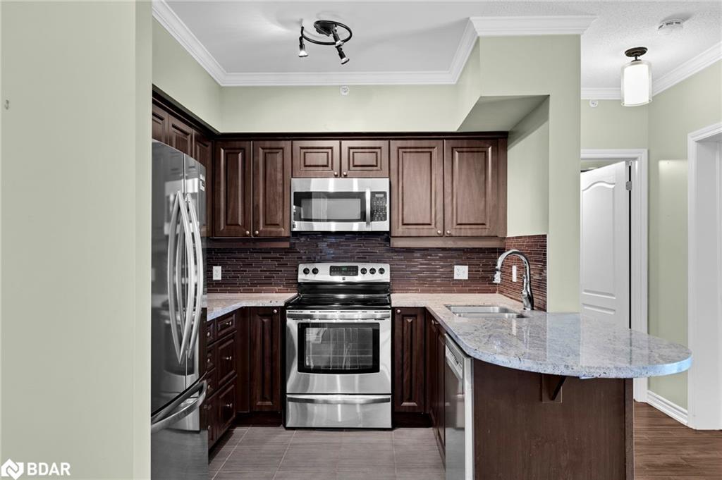106-39 Ferndale Drive S, Barrie, ON - Indoor Photo Showing Kitchen With Stainless Steel Kitchen With Upgraded Kitchen