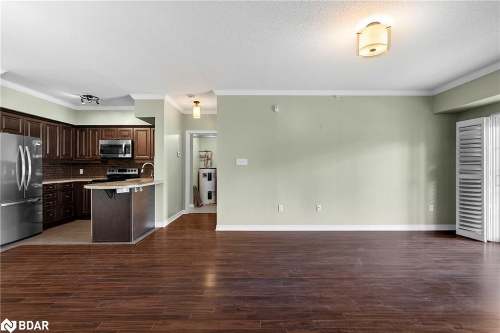 106-39 Ferndale Drive S, Barrie, ON - Indoor Photo Showing Kitchen With Stainless Steel Kitchen