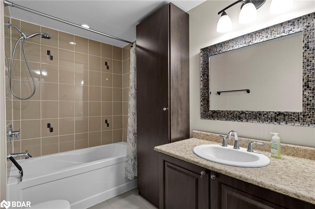 106-39 Ferndale Drive S, Barrie, ON - Indoor Photo Showing Bathroom