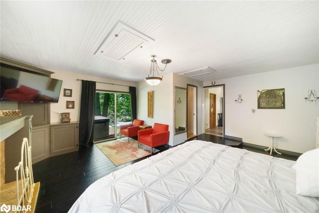 3923 Guest Road, Innisfil, ON - Indoor Photo Showing Bedroom