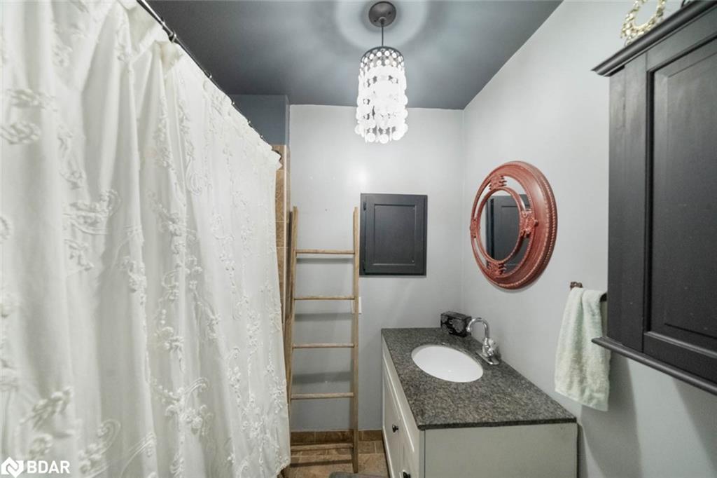3923 Guest Road, Innisfil, ON - Indoor Photo Showing Bathroom