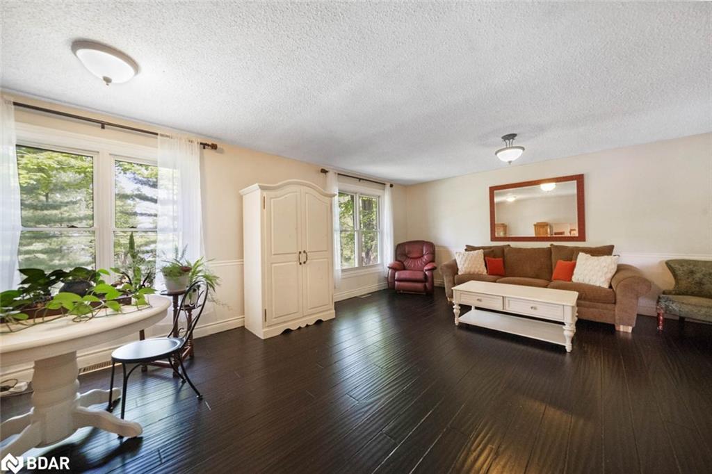 3923 Guest Road, Innisfil, ON - Indoor Photo Showing Living Room