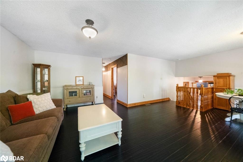 3923 Guest Road, Innisfil, ON - Indoor Photo Showing Living Room