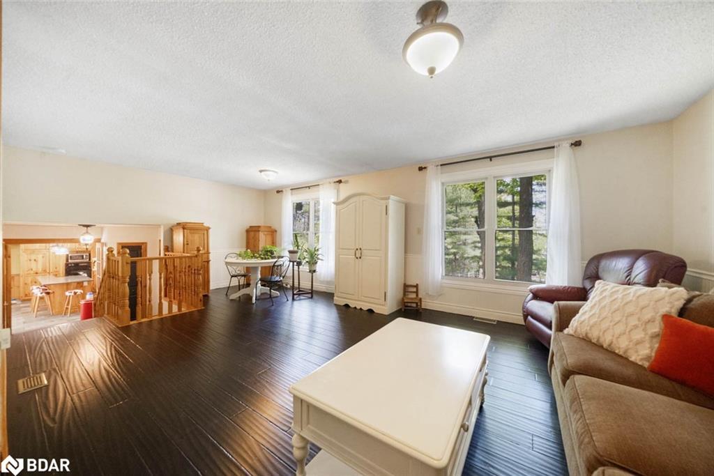 3923 Guest Road, Innisfil, ON - Indoor Photo Showing Living Room