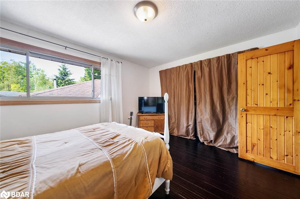 3923 Guest Road, Innisfil, ON - Indoor Photo Showing Bedroom