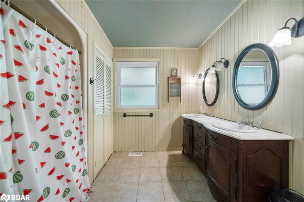 3923 Guest Road, Innisfil, ON - Indoor Photo Showing Bathroom