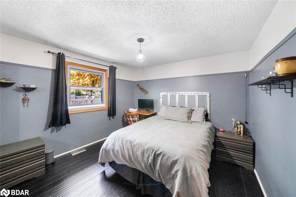 3923 Guest Road, Innisfil, ON - Indoor Photo Showing Bedroom