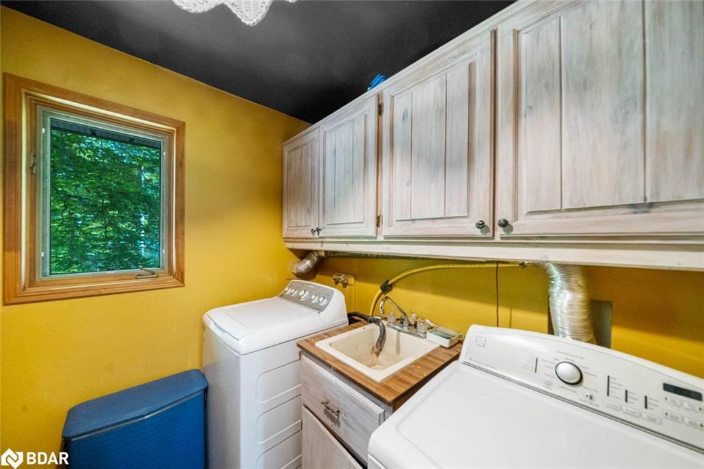 3923 Guest Road, Innisfil, ON - Indoor Photo Showing Laundry Room