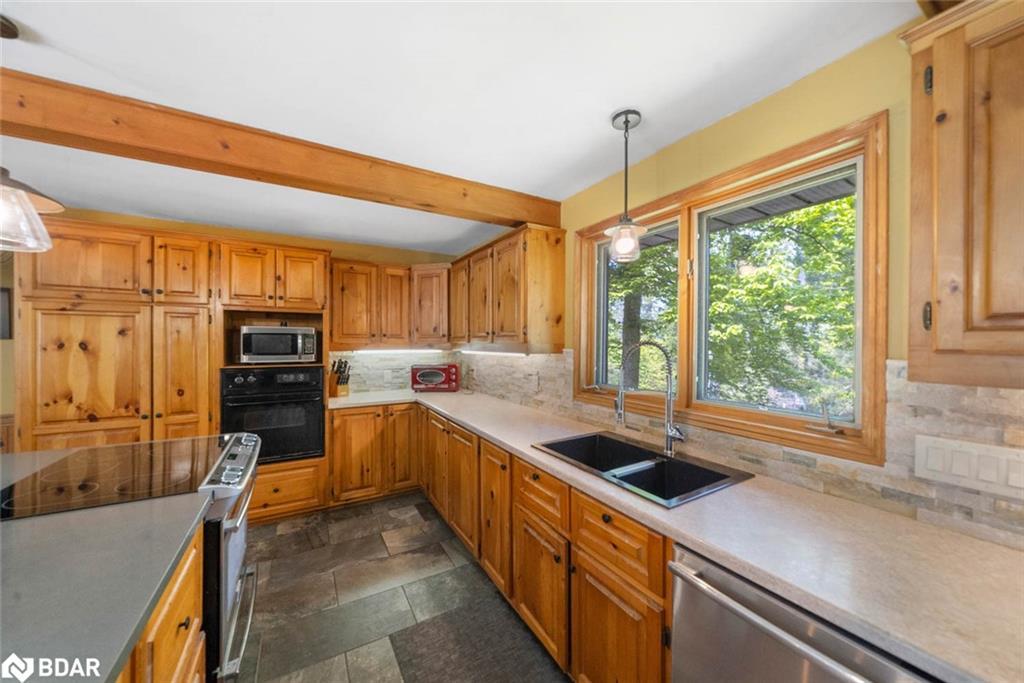 3923 Guest Road, Innisfil, ON - Indoor Photo Showing Kitchen With Double Sink
