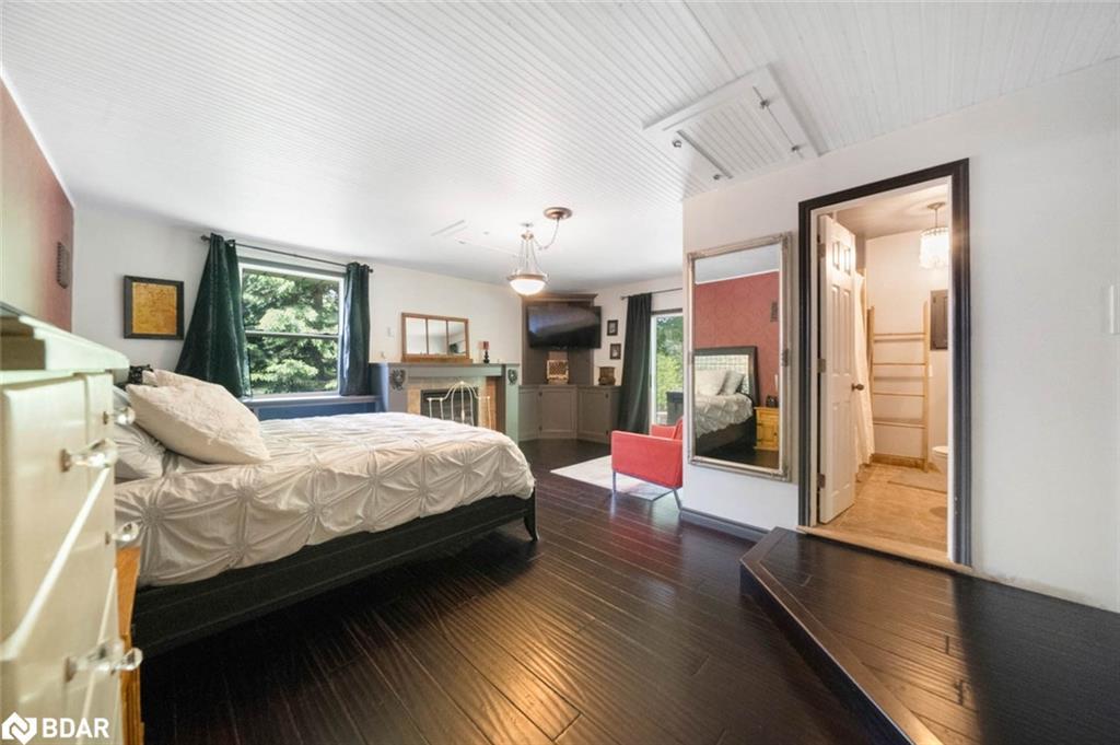 3923 Guest Road, Innisfil, ON - Indoor Photo Showing Bedroom