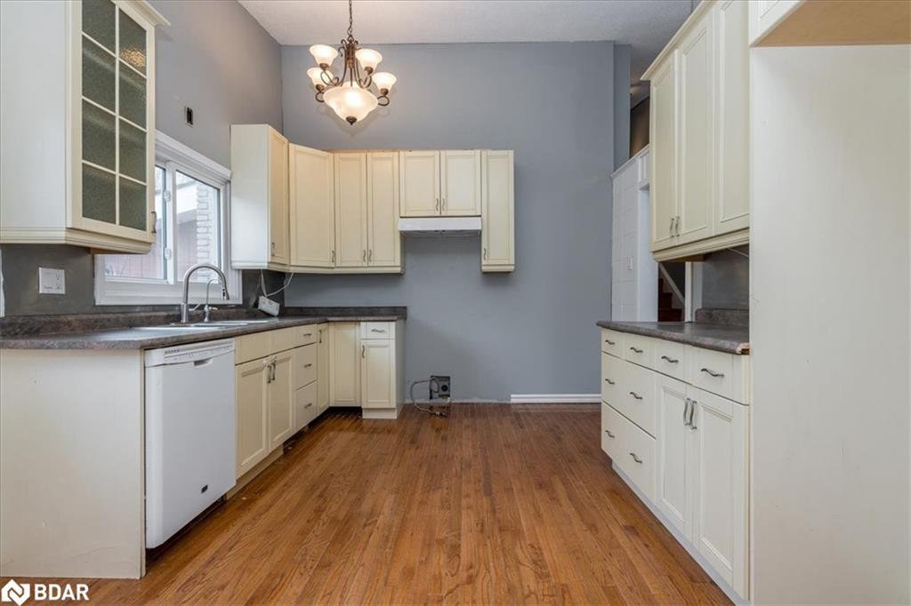 46 Eugenia Street, Barrie, ON - Indoor Photo Showing Kitchen