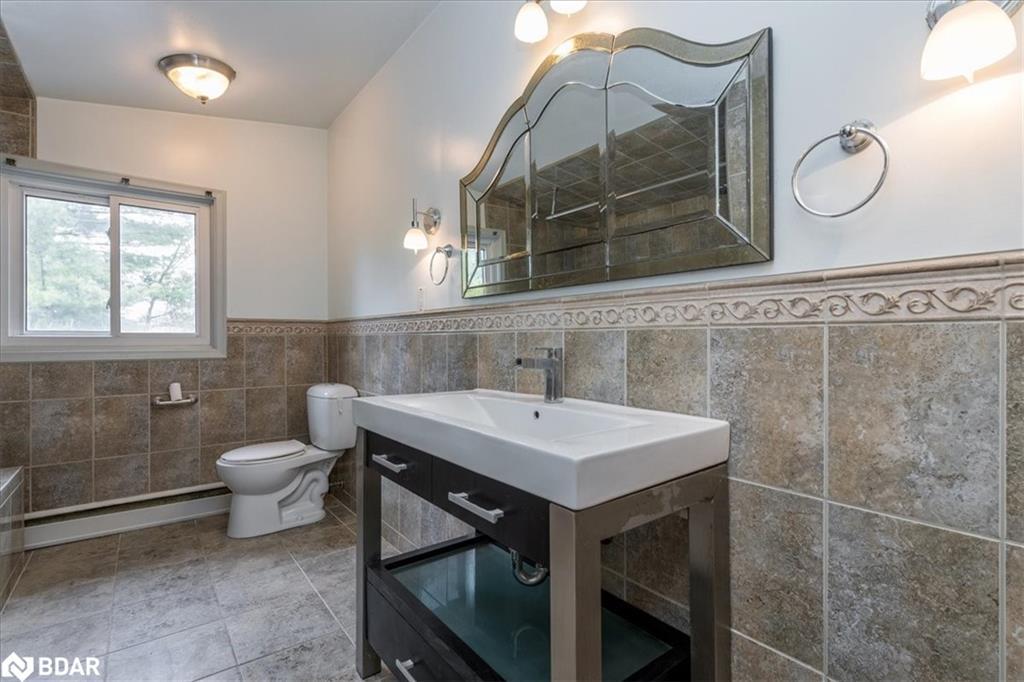 46 Eugenia Street, Barrie, ON - Indoor Photo Showing Bathroom