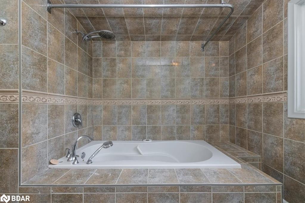 46 Eugenia Street, Barrie, ON - Indoor Photo Showing Bathroom