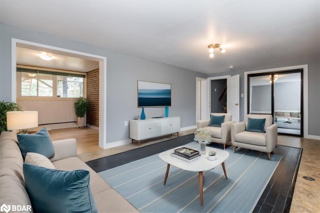 46 Eugenia Street, Barrie, ON - Indoor Photo Showing Living Room