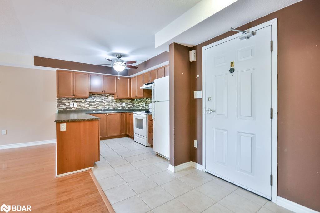 14-39 Coulter Street, Barrie, ON - Indoor Photo Showing Kitchen