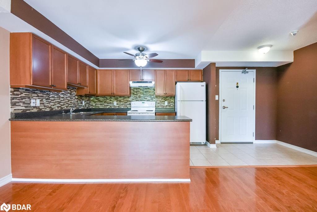 14-39 Coulter Street, Barrie, ON - Indoor Photo Showing Kitchen