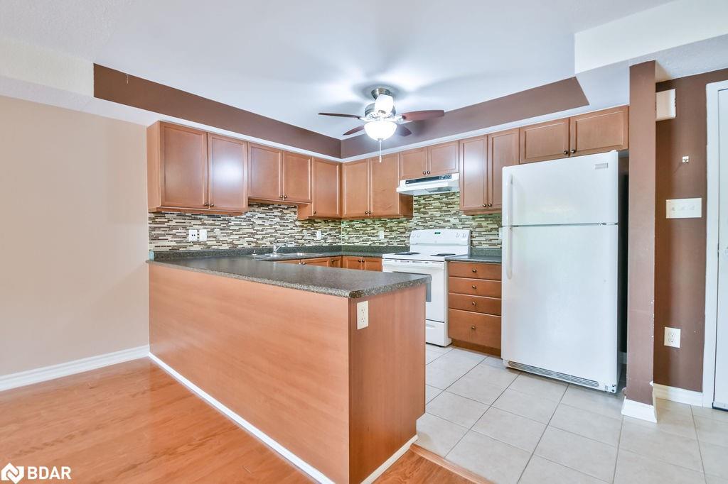 14-39 Coulter Street, Barrie, ON - Indoor Photo Showing Kitchen