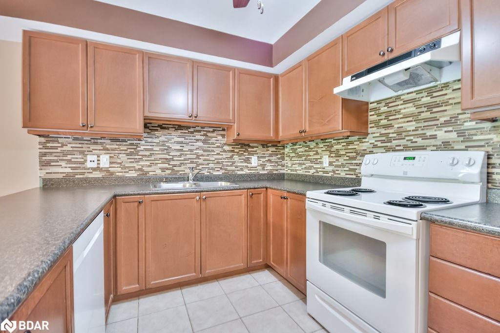 14-39 Coulter Street, Barrie, ON - Indoor Photo Showing Kitchen With Double Sink