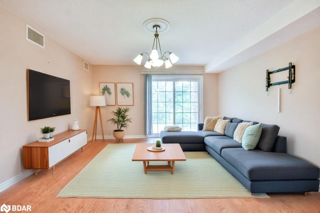14-39 Coulter Street, Barrie, ON - Indoor Photo Showing Living Room