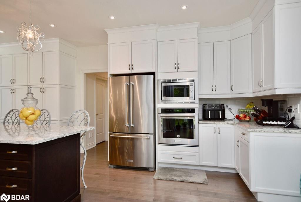 2 Sycamore Circle, Springwater, ON - Indoor Photo Showing Kitchen