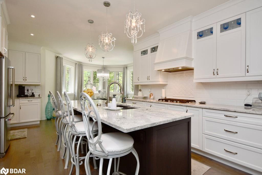 2 Sycamore Circle, Springwater, ON - Indoor Photo Showing Kitchen With Upgraded Kitchen