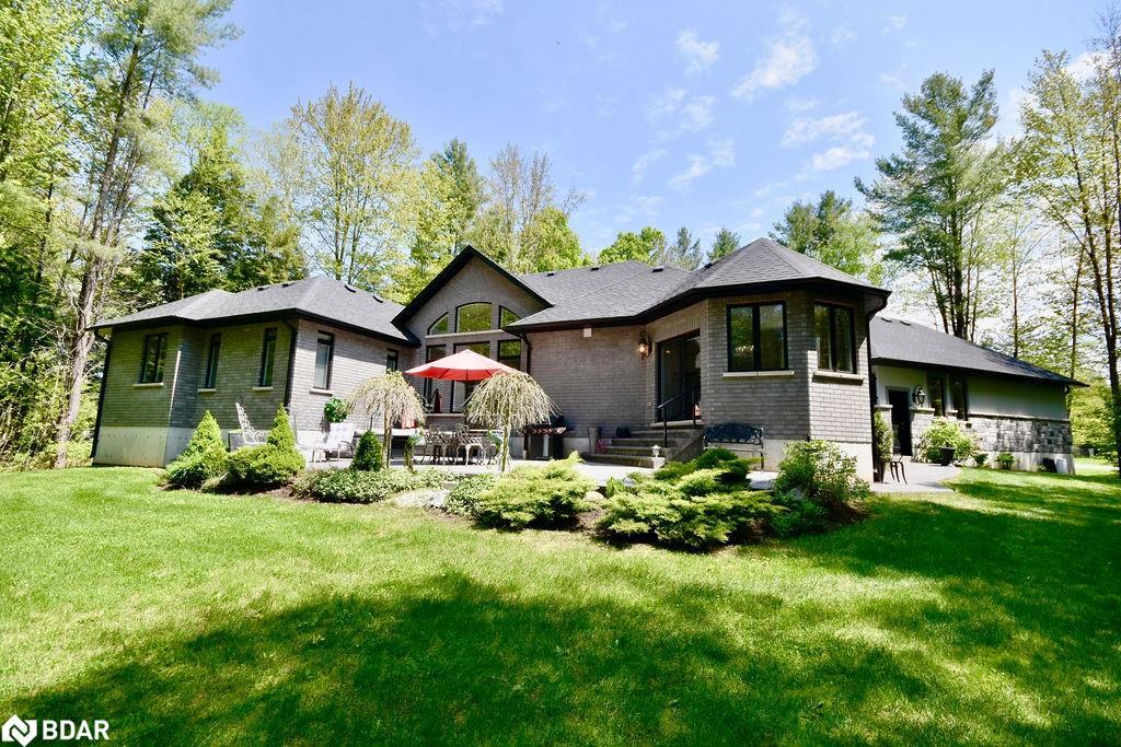 2 Sycamore Circle, Springwater, ON - Outdoor