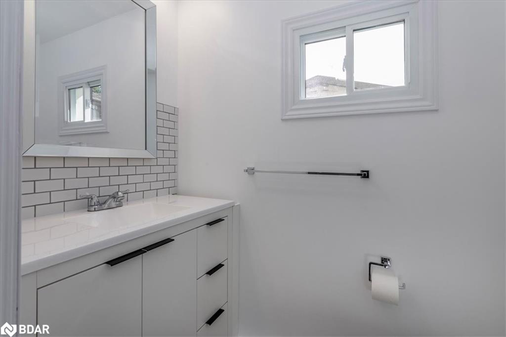 25 Hawthorne Drive, Innisfil, ON - Indoor Photo Showing Bathroom