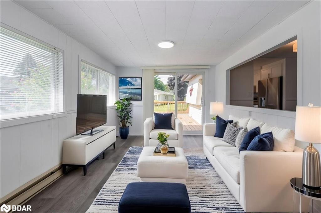 25 Hawthorne Drive, Innisfil, ON - Indoor Photo Showing Living Room