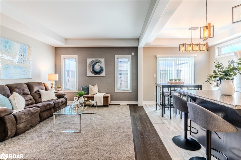 7787 Hanniwell Street, Niagara Falls, ON - Indoor Photo Showing Living Room