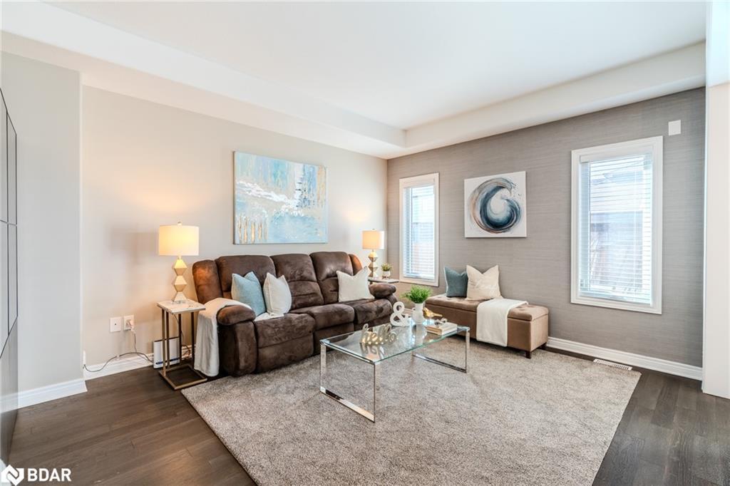 7787 Hanniwell Street, Niagara Falls, ON - Indoor Photo Showing Living Room