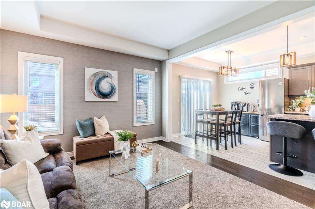 7787 Hanniwell Street, Niagara Falls, ON - Indoor Photo Showing Living Room