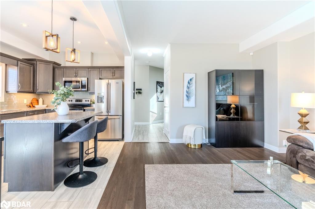 7787 Hanniwell Street, Niagara Falls, ON - Indoor Photo Showing Kitchen With Upgraded Kitchen