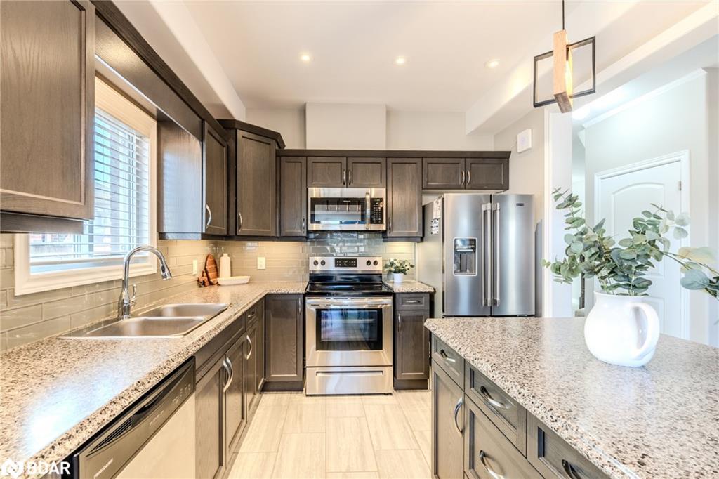 7787 Hanniwell Street, Niagara Falls, ON - Indoor Photo Showing Kitchen With Double Sink