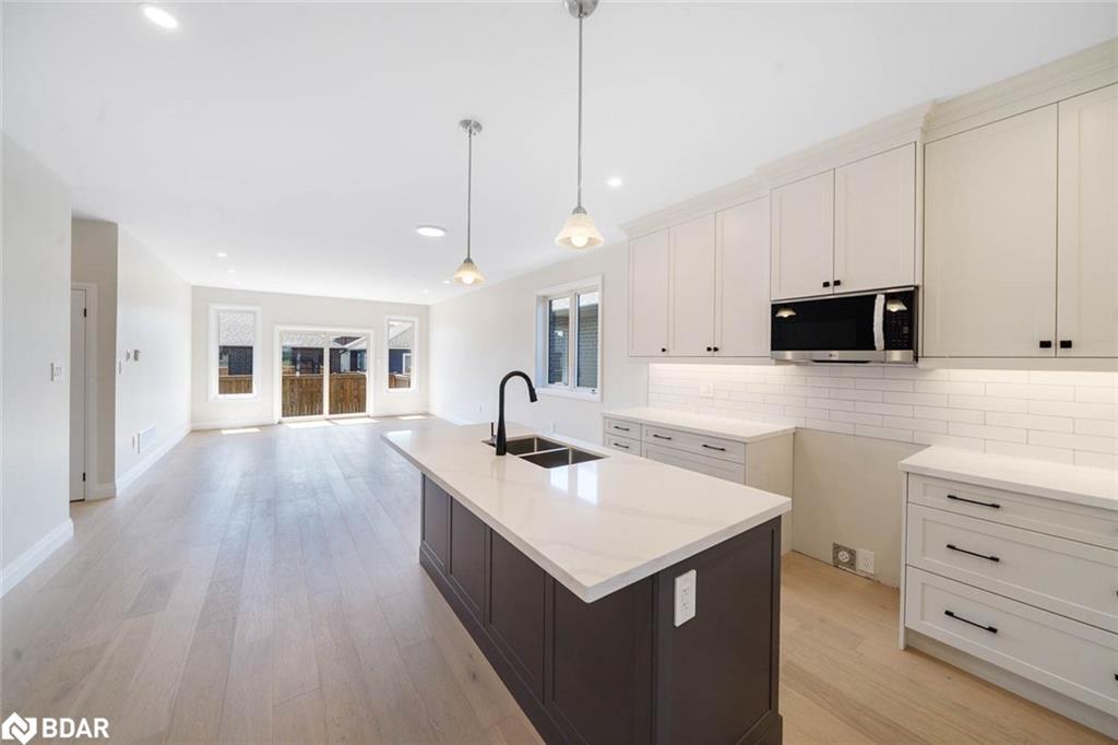 127 Ritchie Crescent, Springwater, ON - Indoor Photo Showing Kitchen With Double Sink With Upgraded Kitchen