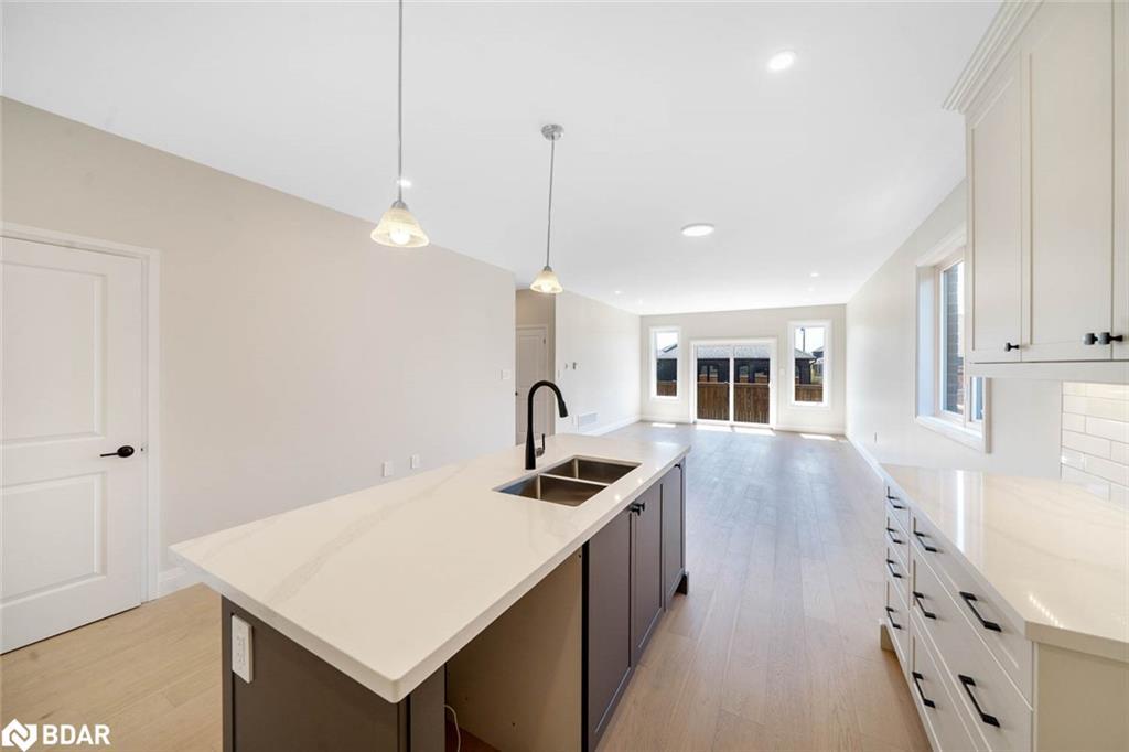 127 Ritchie Crescent, Springwater, ON - Indoor Photo Showing Kitchen With Double Sink With Upgraded Kitchen
