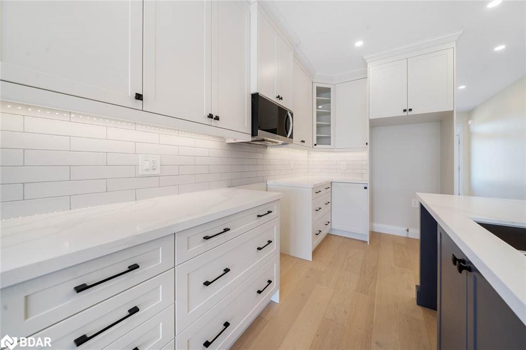 127 Ritchie Crescent, Springwater, ON - Indoor Photo Showing Kitchen