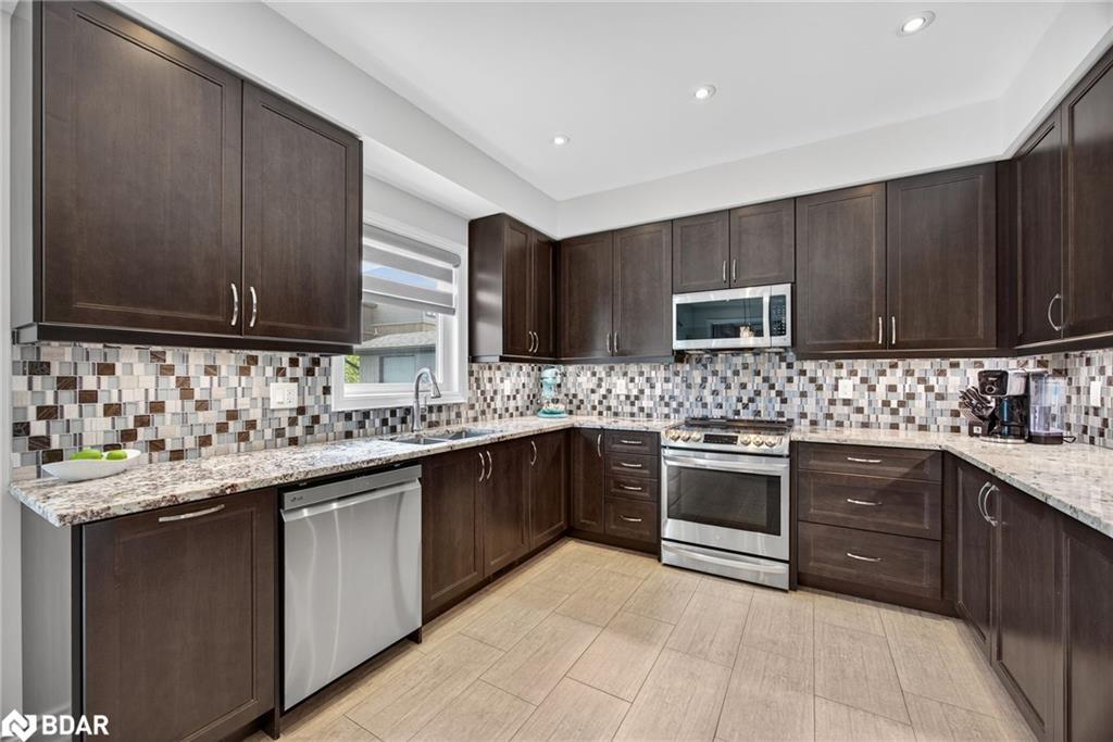 41 Landscape Drive, Oro-Medonte, ON - Indoor Photo Showing Kitchen With Upgraded Kitchen