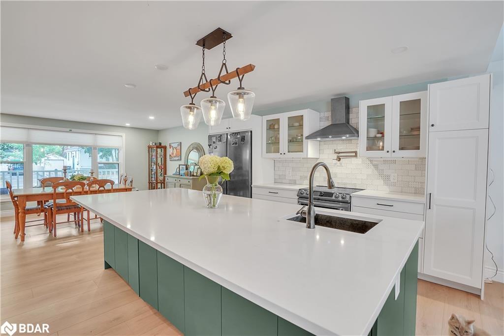 26 Granville Street, Barrie, ON - Indoor Photo Showing Kitchen With Upgraded Kitchen