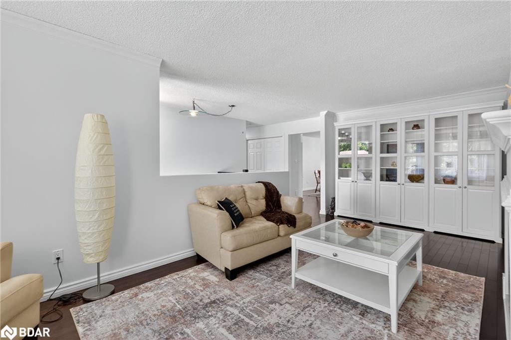 2 Birchmount Circle, Wasaga Beach, ON - Indoor Photo Showing Living Room