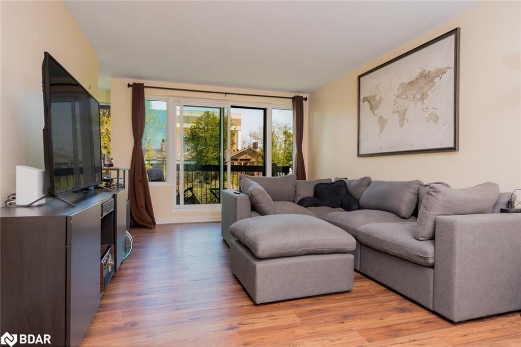 204-850 6Th Street E, Owen Sound, ON - Indoor Photo Showing Living Room