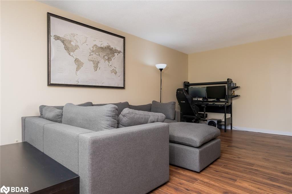 204-850 6Th Street E, Owen Sound, ON - Indoor Photo Showing Living Room