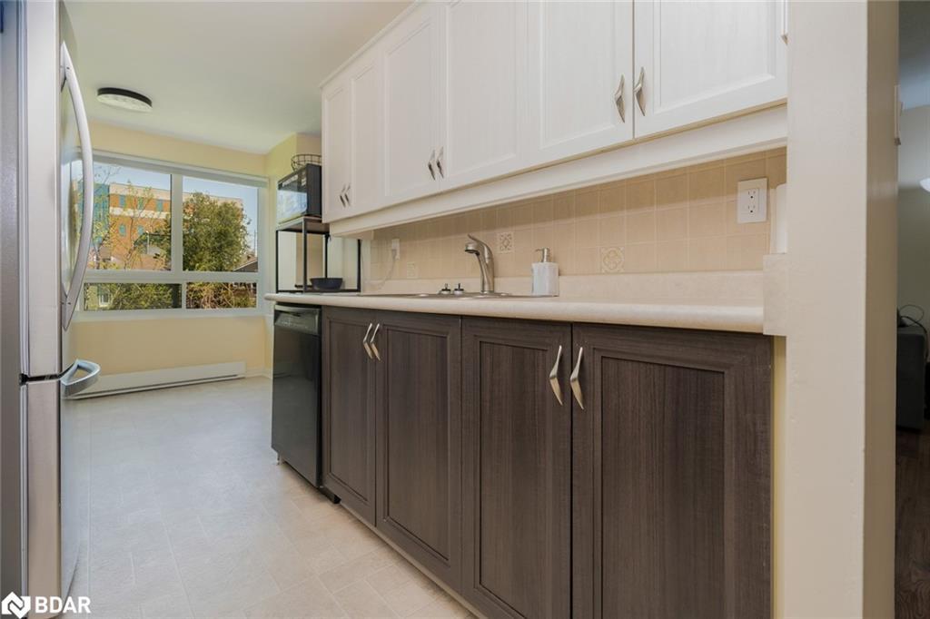 204-850 6Th Street E, Owen Sound, ON - Indoor Photo Showing Kitchen