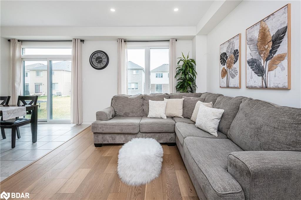 35 Povey Road, Fergus, ON - Indoor Photo Showing Living Room